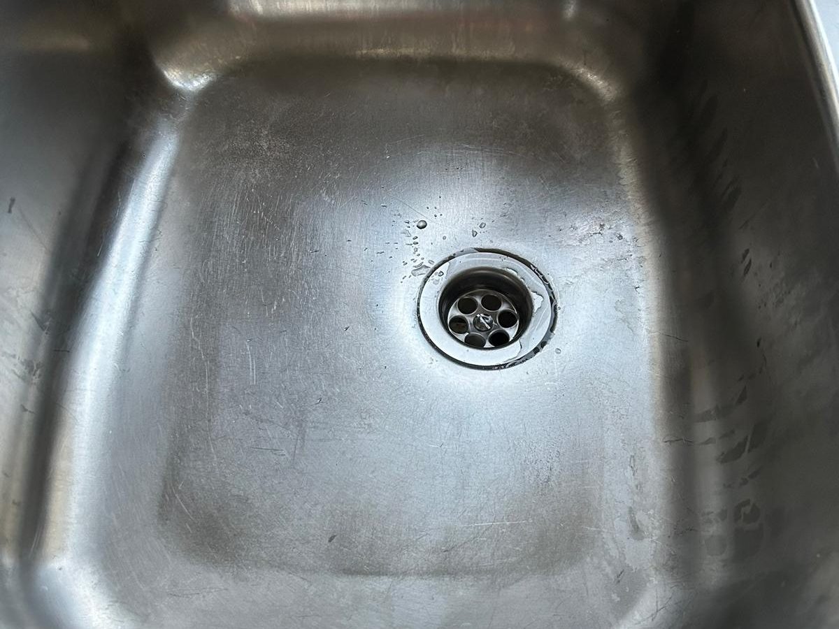 The same stainless steel sink bright and streak-free after cleaning