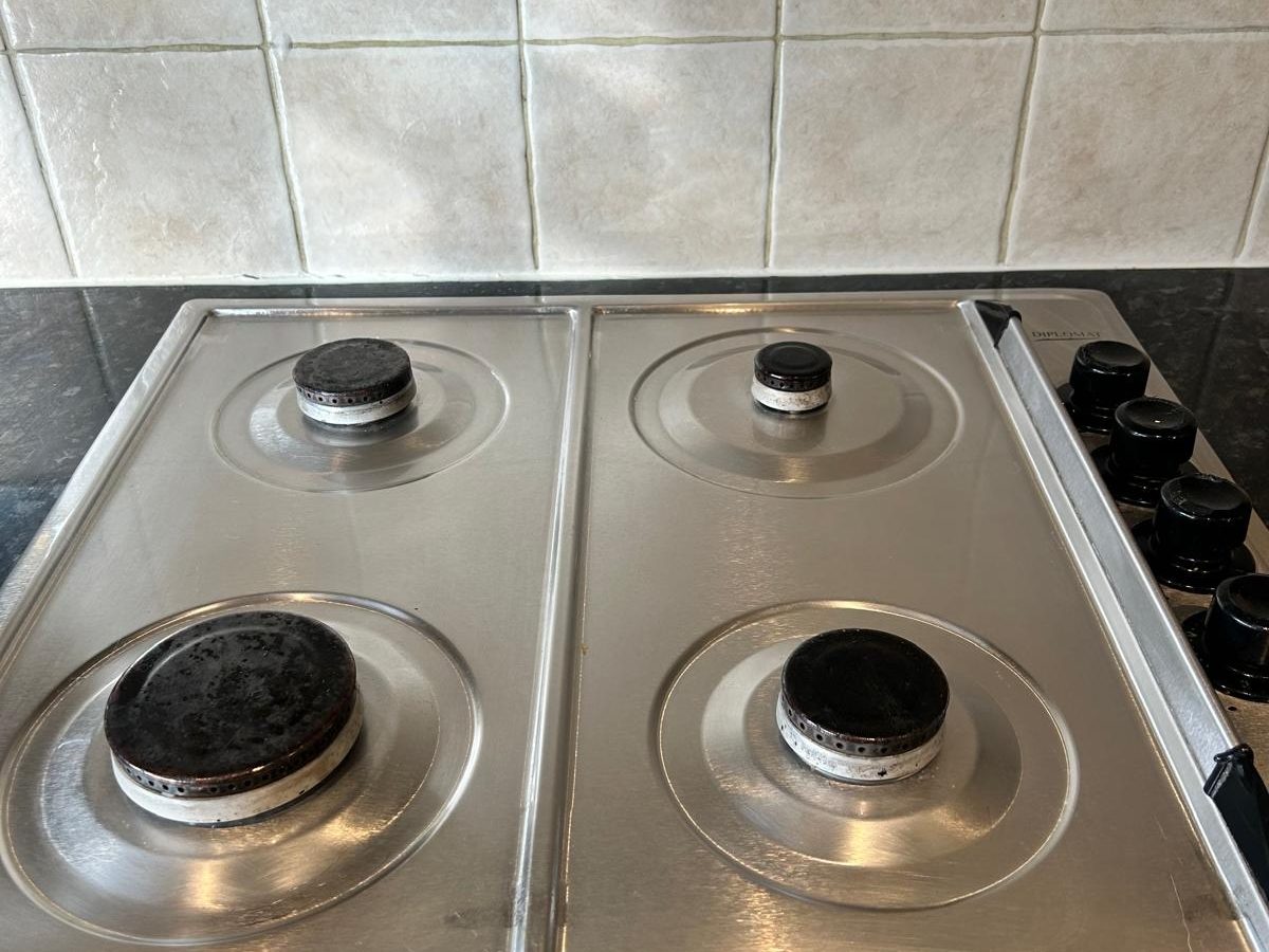 The same hob top spotless with clean pan rings after cleaning